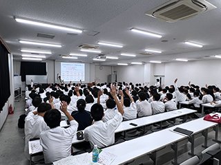 問いかけに挙手する学生