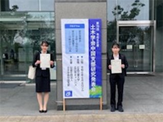 発表賞受賞! （神田研究室：渡邊さん（左）、三村研究室：大瀬戸さん（右））