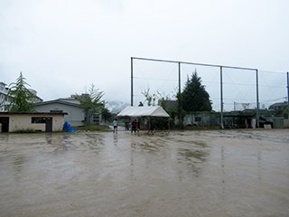 雨の中、大学リーグ戦のために会場設営しています